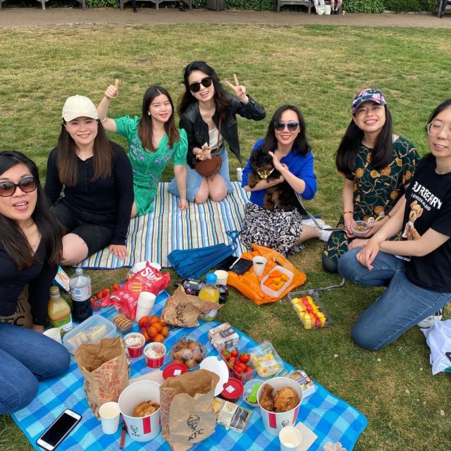 We love sunny weather!☀️ This afternoon PM team went for a lovely picnic together and it was so fun!🧺🍓 Do you see your teacher here?👀 

#practicalmandarin #chineseteacher #mandarinteacher #learnmandarin #londonchinese #teachers #mandarin